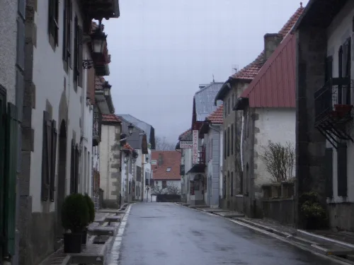 Burguete Hauptstraße mit Kanälen und alten Häusern.