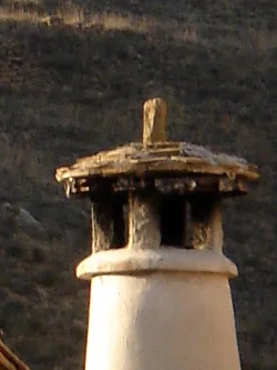 Restauriertes Espantabrujas-Detail in Longás mit Holz- und Keramikteilen.