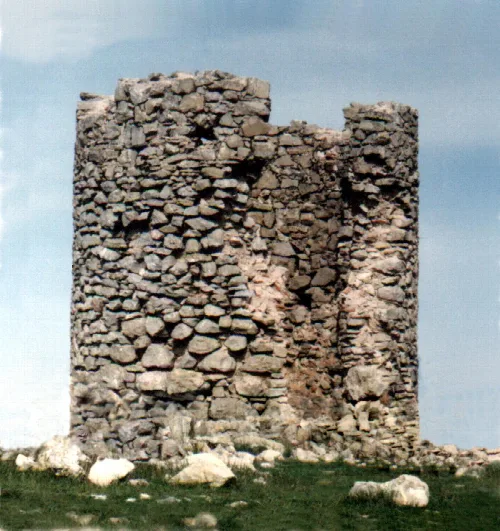Steinturm in Torre-Cardela, Granada, in Ruinen.