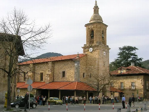 Kirche der Himmelfahrt mit Turm und Uhr in Aretxabaleta.