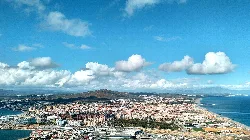 Vista panorámica de La Línea de la Concepción desde Gibraltar, mostrando playas y montañas.