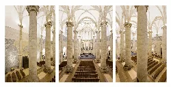 Vista del interior de la iglesia con columnas y arcos góticos.