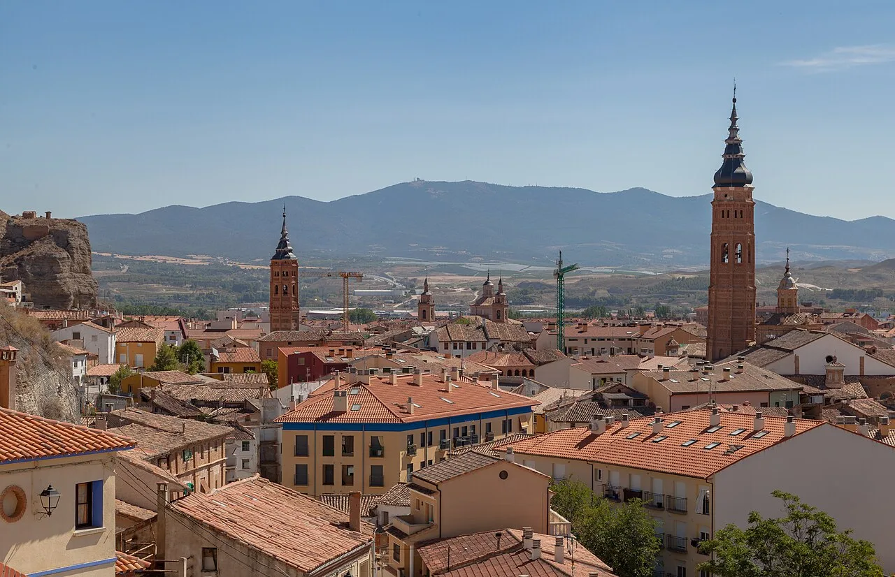 Vista panorámica de Calatayud con torres y montañas al fondo