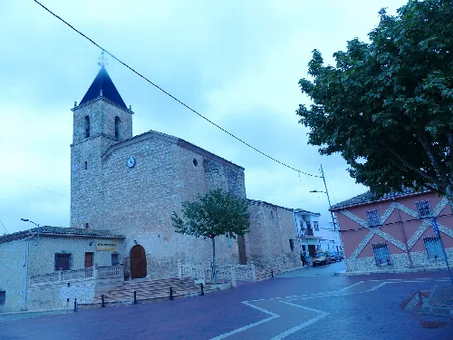 Kirche San Gregorio Magno mit Turm und Steingebäude in Navas de Jorquera.