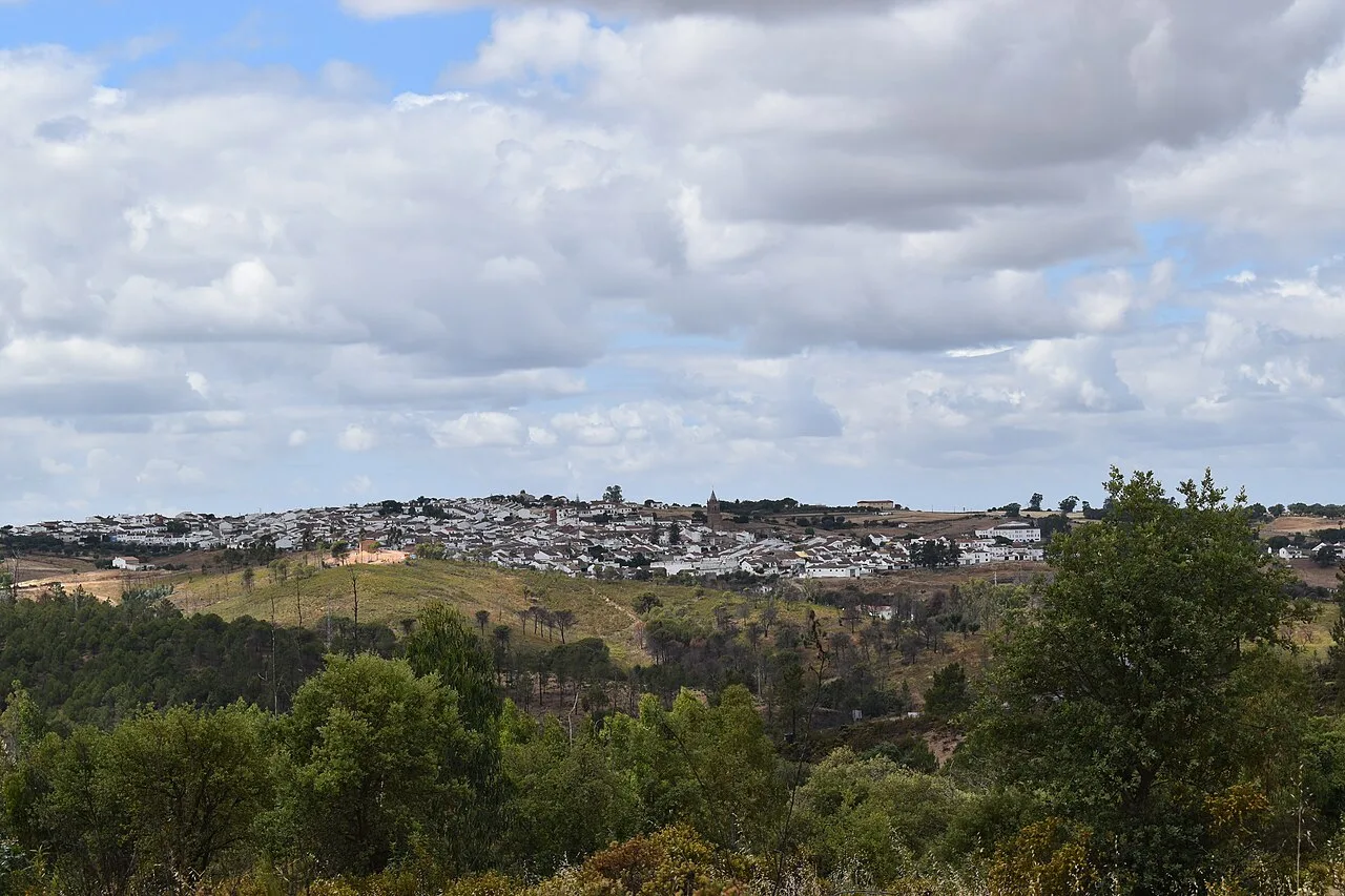 Panoramablick auf El Campillo mit Häusern und Vegetation.