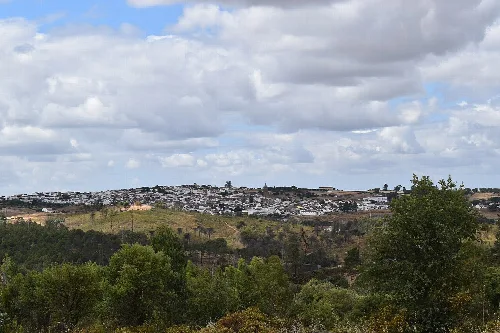 Panoramablick auf El Campillo mit Häusern und Vegetation.