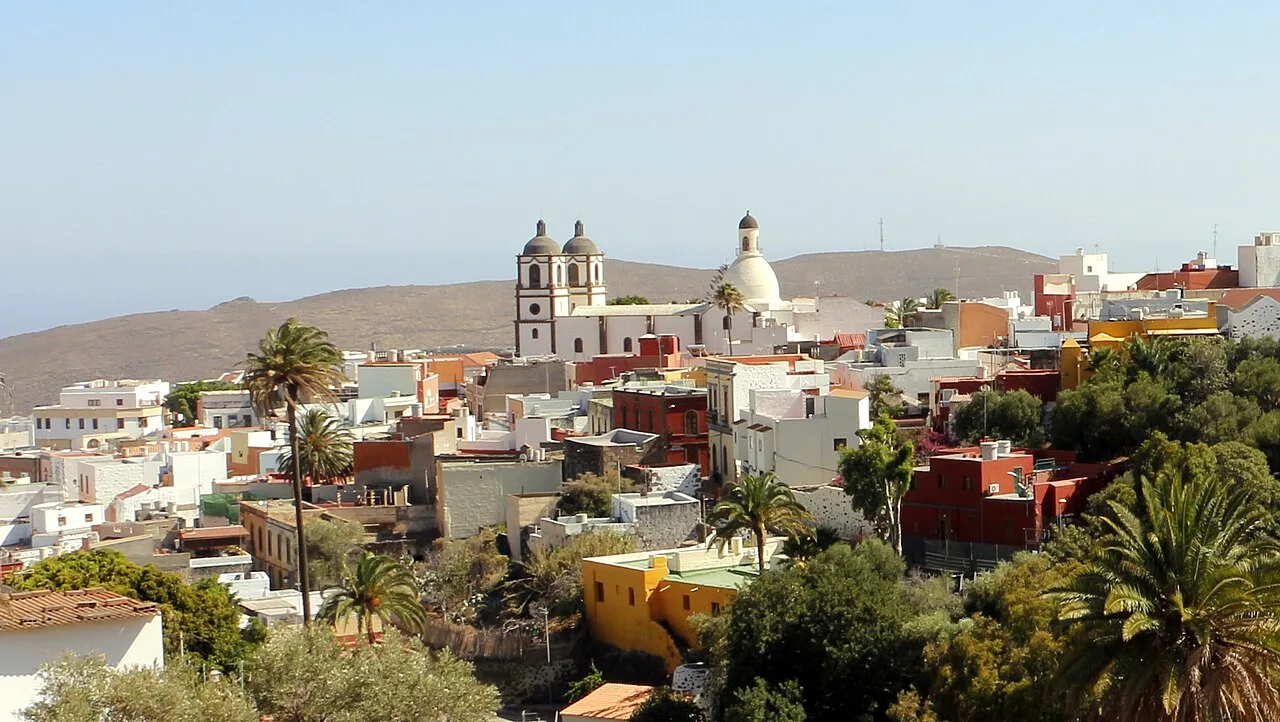 Panoramic view of Ingenio's old town from El Sequero with churches and houses.