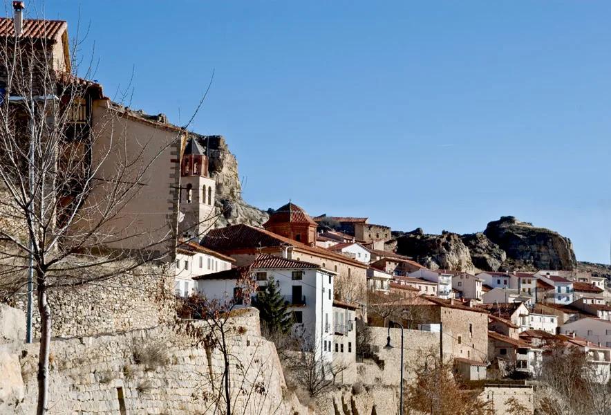 Häuser und Kirche auf dem Hügel von Allepuz, Teruel.