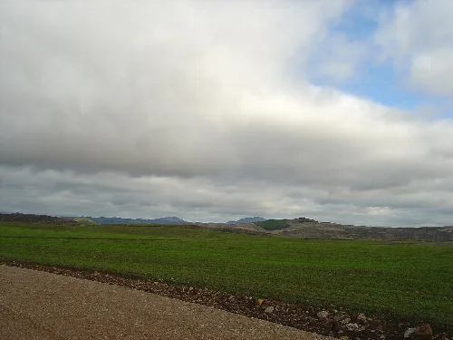 Landscape with Montejurra in the background and green fields in the foreground.