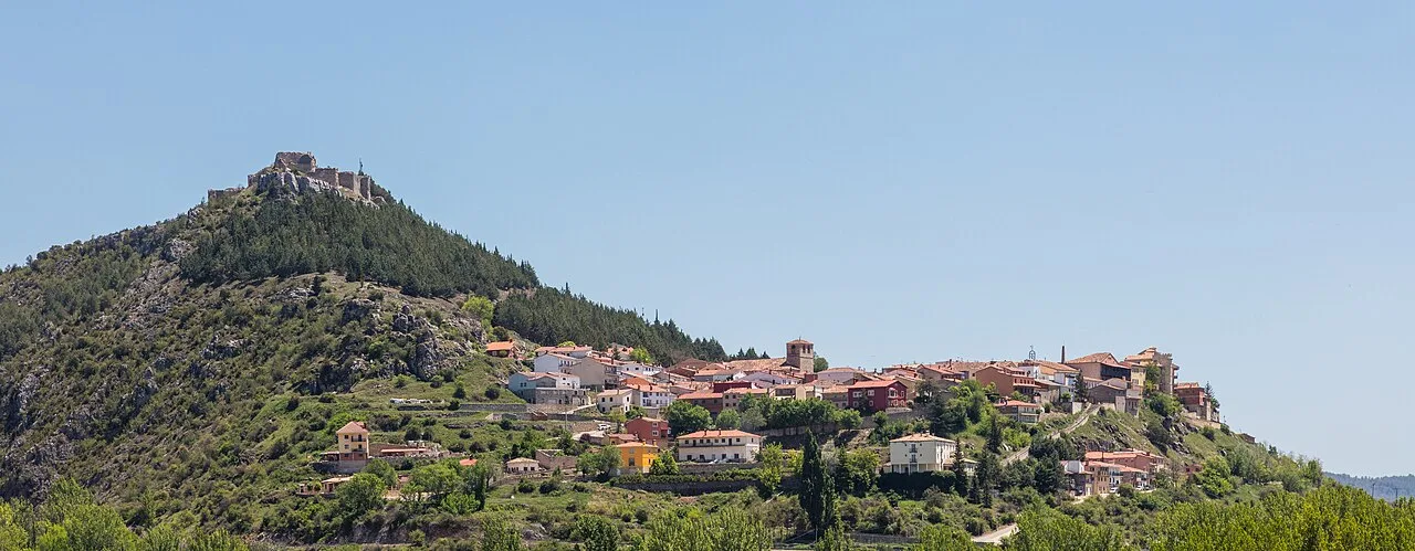 Panoramic view of Beteta with houses and a castle on the hill.