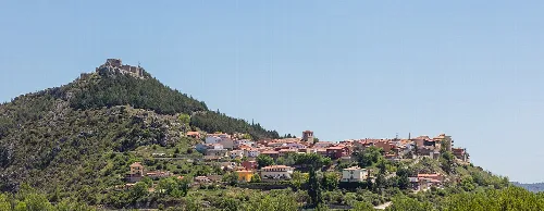 Panoramablick auf Beteta mit Häusern und einer Burg auf dem Hügel.