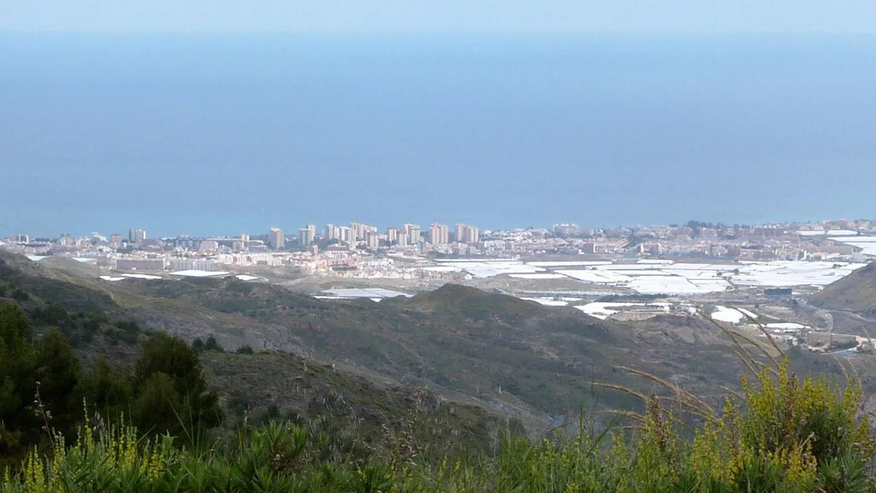 Vista de la ciudad de Roquetas de Mar y el mar en el horizonte.