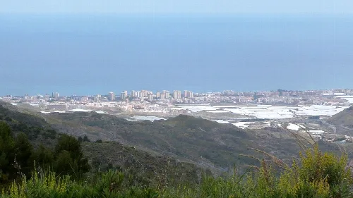 Vista de la ciudad de Roquetas de Mar y el mar en el horizonte.