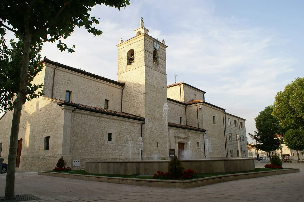 Kirche mit Turm und heller Steinfassade in Campaspero.
