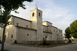 Kirche mit Turm und heller Steinfassade in Campaspero.