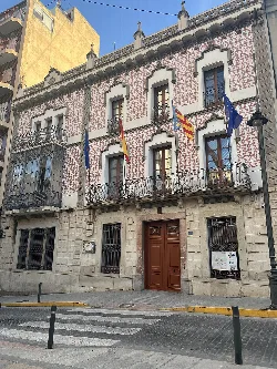 Gebäude des Rathauses von Crevillente mit Flaggen und Balkonen.