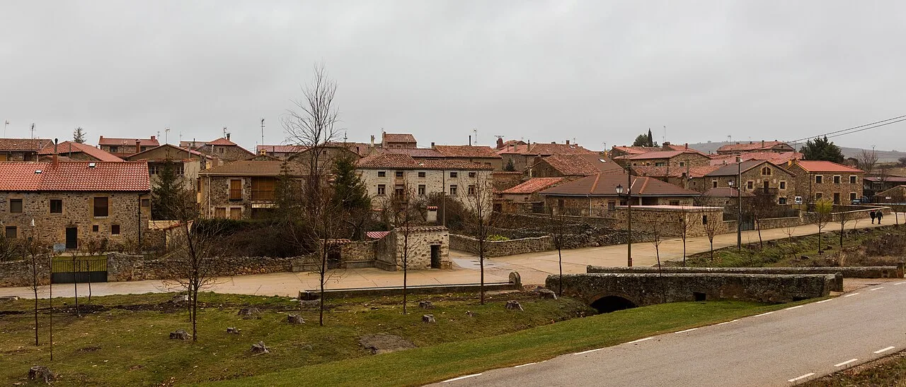 Häuser und Steinbrücke in Narros, Soria, Spanien