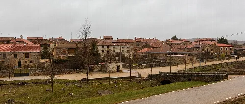Häuser und Steinbrücke in Narros, Soria, Spanien