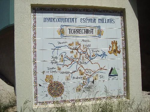 Mural cerámico con mapa de Torrechiva y alrededores en la Mancomunidad Espadà-Millars.