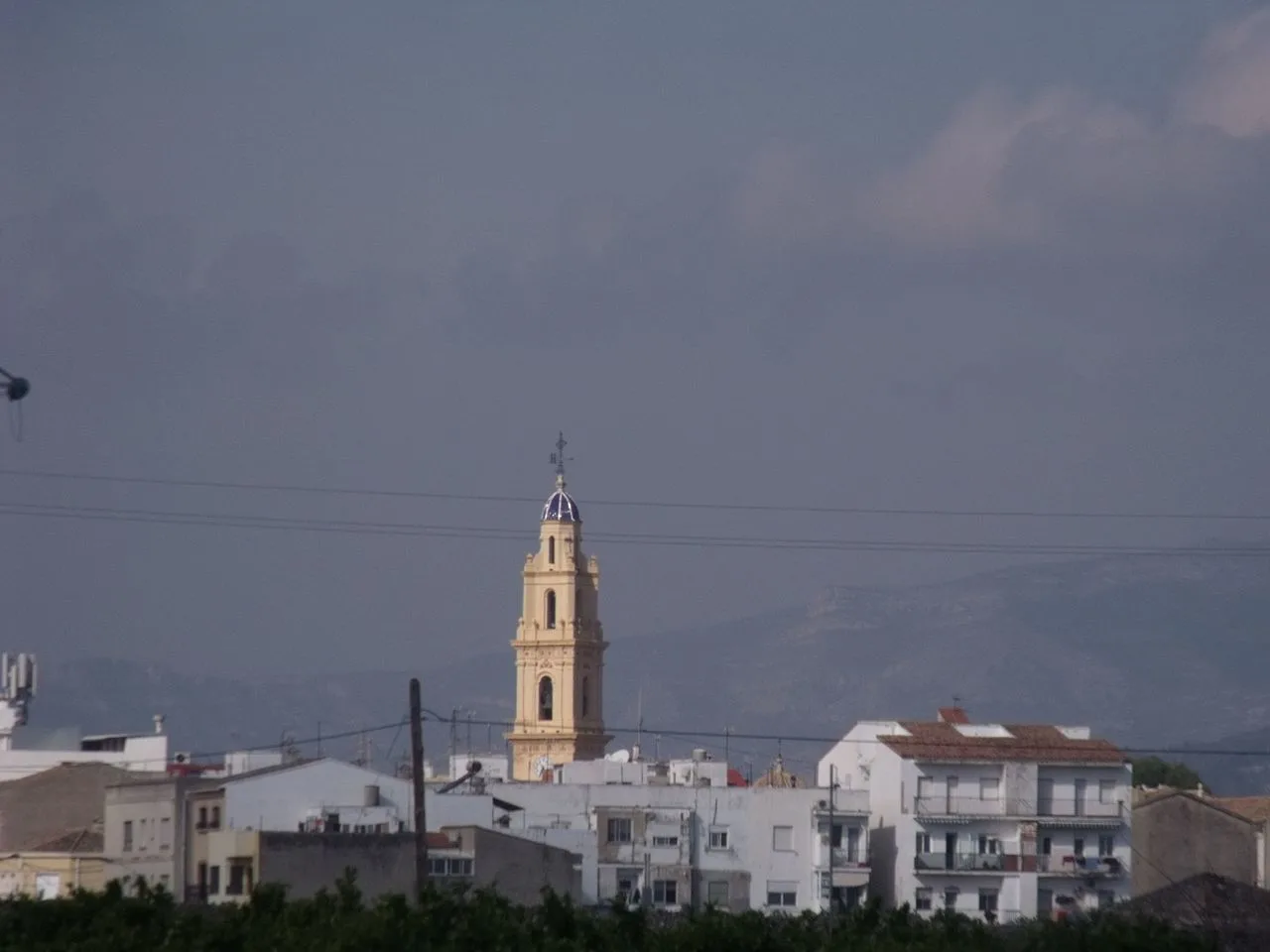 Vista panorámica de Rafelcofer con la torre de la iglesia y casas blancas.