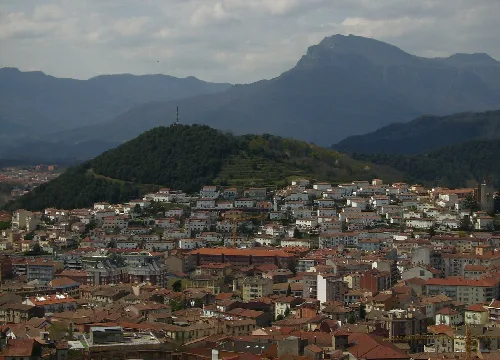 Blick auf den Vulkan Montolivet und die Stadt Olot in Katalonien.