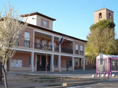 Rathaus mit Uhr und Flaggen in Villanueva de la Torre.