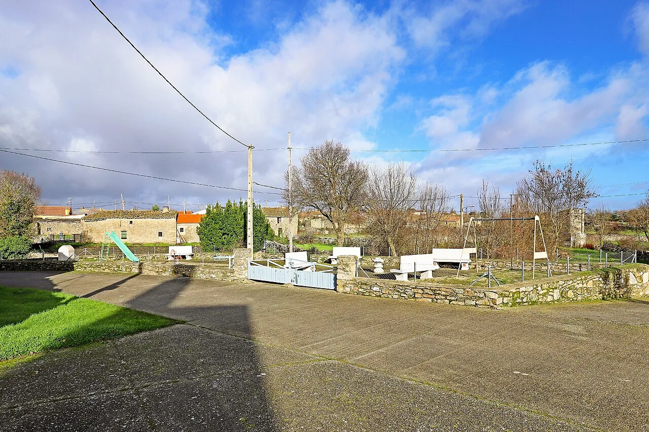 Playground with benches and play areas in Ahigal de Villarino.