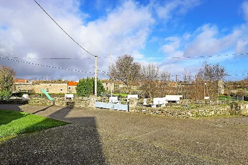 Playground with benches and play areas in Ahigal de Villarino.