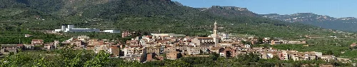 Blick auf eine Stadt mit Bergen und Gebäuden in Tarragona.