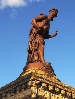 Escultura de una mujer con un cántaro, en Cevico de la Torre.