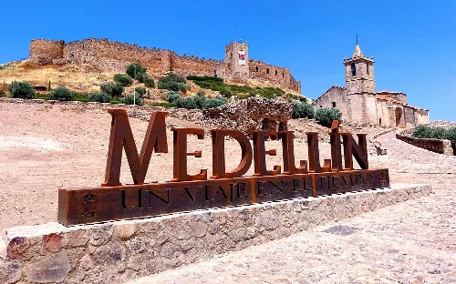 Willkommensschild in Medellín, Badajoz, mit der Aufschrift 'Medellín, eine Zeitreise'.