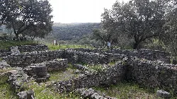 Ruinen alter Häuser an einer archäologischen Stätte