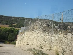 Steinfundamente und Metallzaun in Santibáñez de Valcorba.