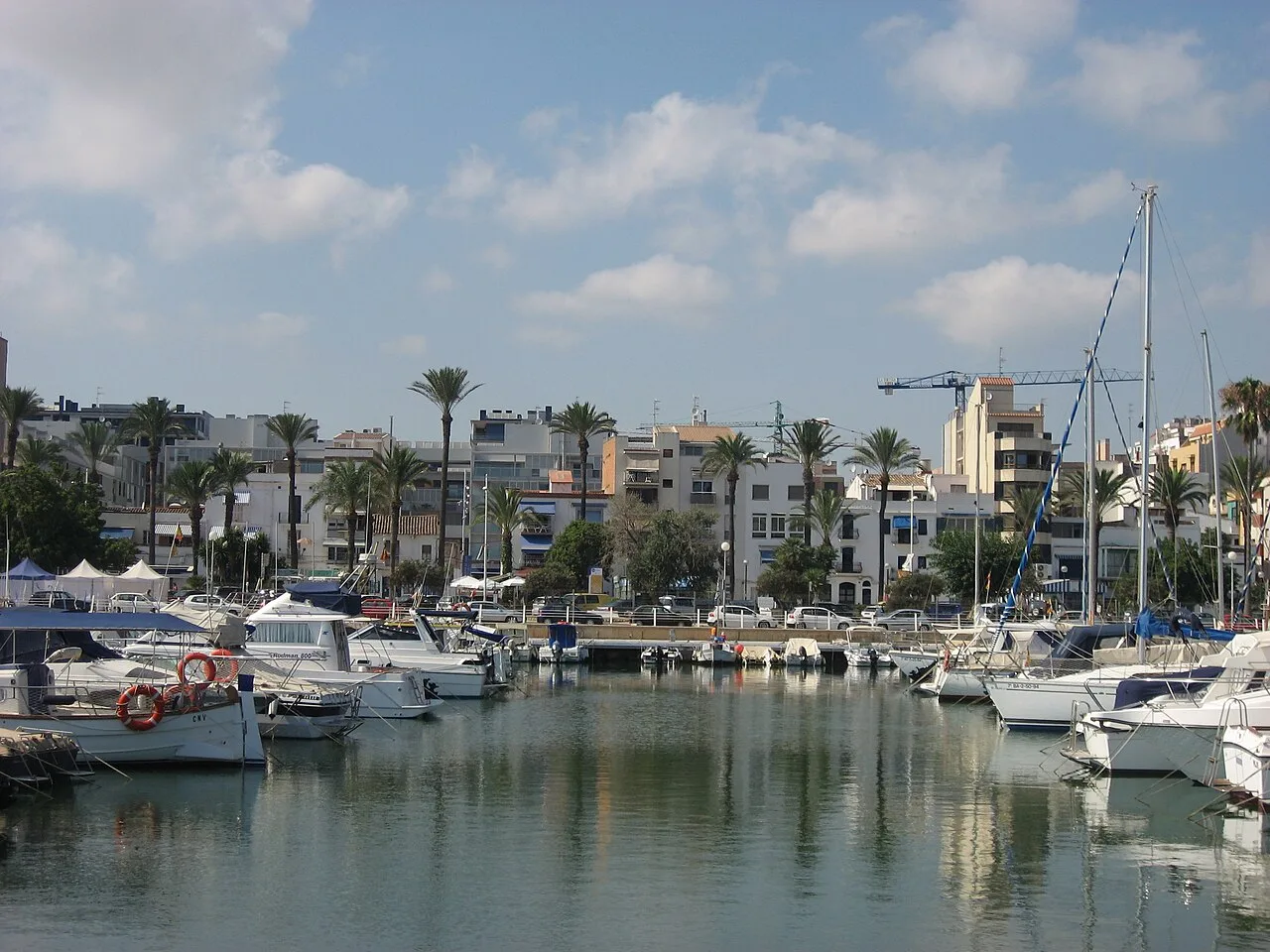 Vista del puerto con barcos y edificios en Villanueva y Geltrú.