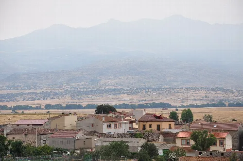 Panorámica de Santa María del Arroyo con los Picos Zapateros al fondo en la Sierra de la Paramera (Ávila), España.