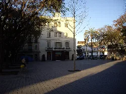 Platz mit Bäumen, Gebäude und offenem Raum in Sant Boi de Llobregat.
