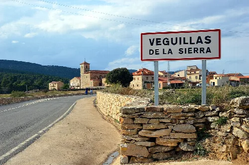 Vista parcial de Veguillas de la Sierra (Teruel), con detalle de la parroquial al fondo.