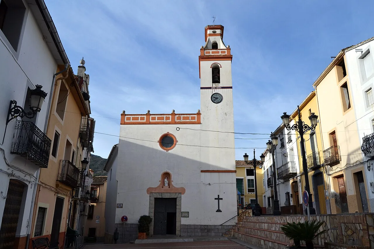 Plaça de l'església de Castells de Castells.