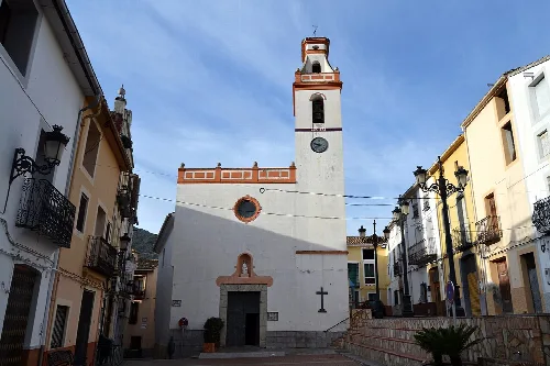 Plaça de l'església de Castells de Castells.