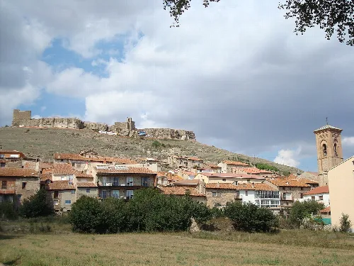 Häuser, Burg auf dem Hügel und Kirche in Cedrillas, Teruel.