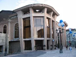 Edificio del auditorio con ventanas grandes y estructura moderna en Oviedo.