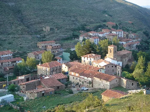 Häuser und Bäume in Cabezón de Cameros in La Rioja