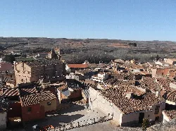 Vista panorámica de Villarroya de la Sierra con tejados y calles desde el castillo del Rey.