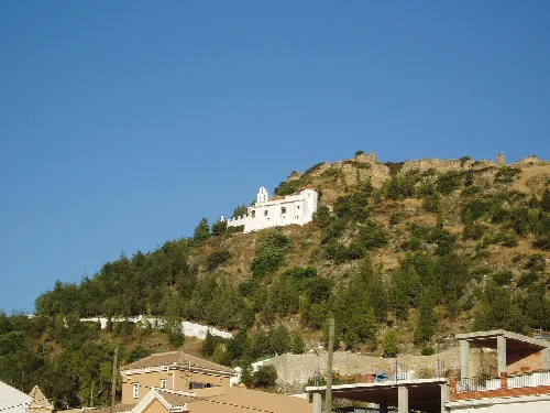 Weiße Kapelle auf einem Hügel in Cártama, Málaga.