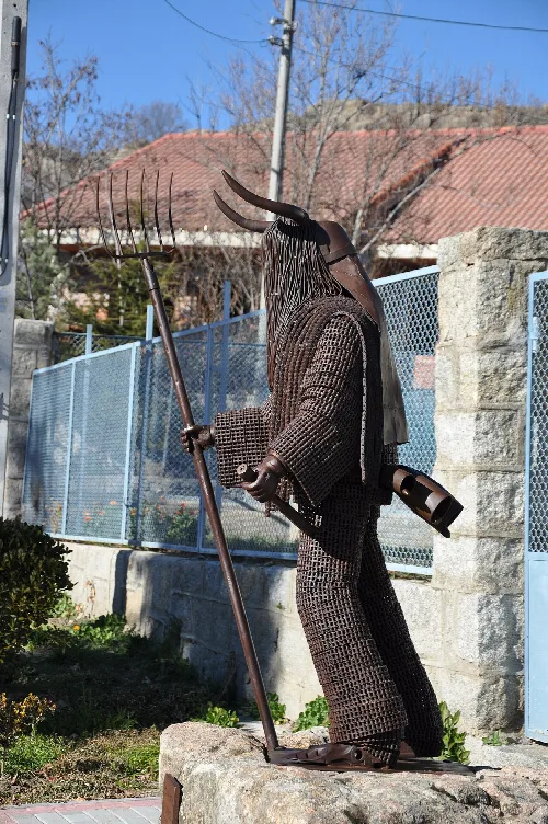 Estatua del Cucurumacho, personaje del Carnaval de Navalosa, Ávila, España