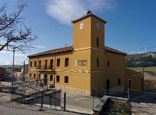 Edificio del ayuntamiento de Villabáñez con torre y reloj en Valladolid.