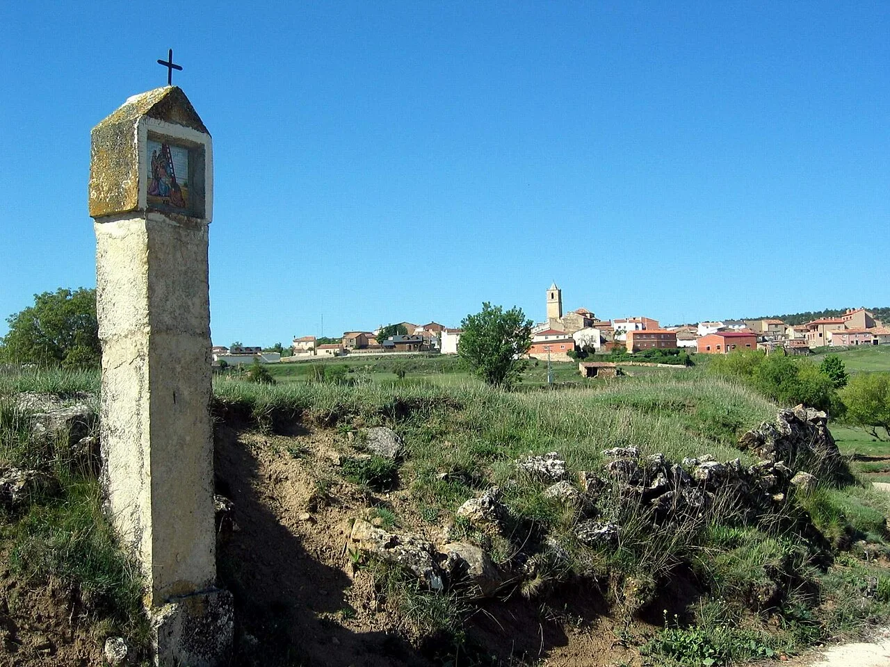 Pilón en Fuentelespino de Moya con vista del pueblo y el cielo azul.
