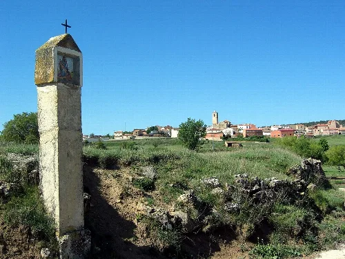 Pfeiler in Fuentelespino de Moya mit Blick auf die Stadt und den blauen Himmel.