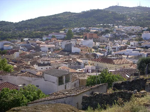 Panoramischer Blick auf Montánchez mit steilen Straßen und weißen Häusern.