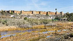Muralla de Niebla vista desde el río Tinto.